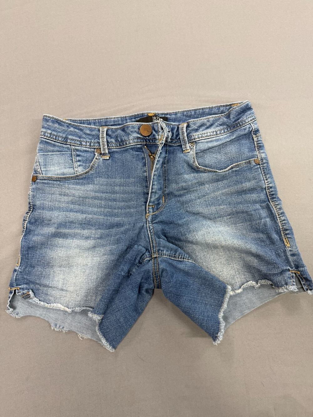 1822 Denim Women’s Jean Shorts Medium Wash Frayed Hem Mid Rise 4” Inseam Size 6